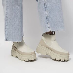 NWOB $200 Original UGG Brisbane Chelsea Suede Ankle Boot Size 8 Sea Salt 1143842